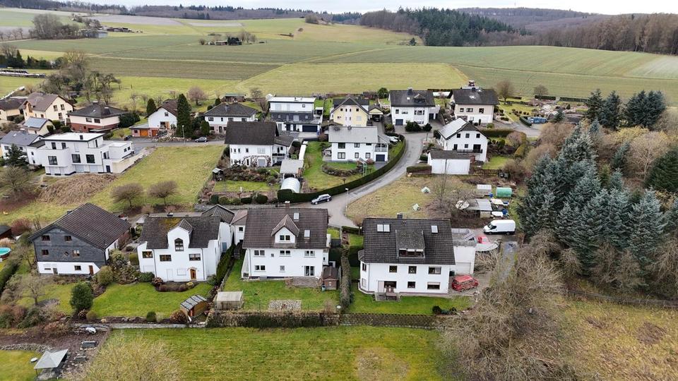 Etagenwohnung Straßenhaus - 8 Zimmer, 175 m&sup2;, 1.600&euro; | Angebot:25521219