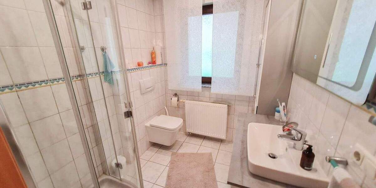 Einfamilienhaus Straßenhaus - 8 Zimmer, 220 m&sup2;, 570.000&euro; | Angebot:25691903