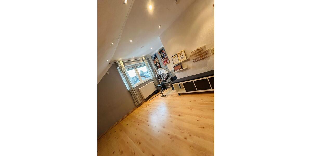 Dachgeschoßwohnung Straßenhaus - 3 Zimmer, 80 m&sup2;, 790&euro; | Angebot:26033601