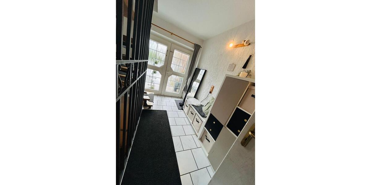 Etagenwohnung Straßenhaus - 8 Zimmer, 175 m&sup2;, 1.600&euro; | Angebot:25521219