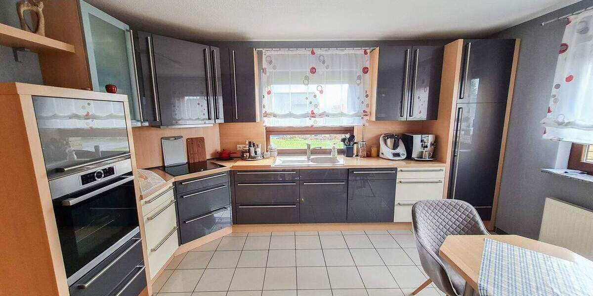 Einfamilienhaus Straßenhaus - 8 Zimmer, 220 m&sup2;, 570.000&euro; | Angebot:25691903