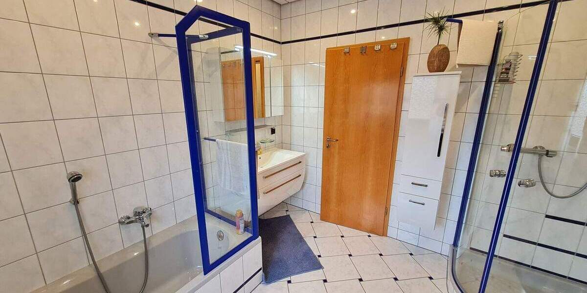 Einfamilienhaus Straßenhaus - 8 Zimmer, 220 m&sup2;, 570.000&euro; | Angebot:25691903