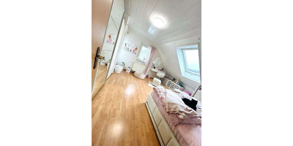 Etagenwohnung Straßenhaus - 8 Zimmer, 175 m&sup2;, 1.600&euro; | Angebot:25521219