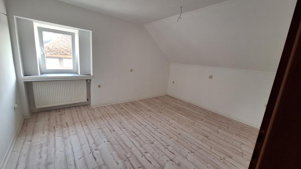 Dachgeschoßwohnung Steimel - 4 Zimmer, 85 m&sup2;, 750&euro; | Angebot:25852452