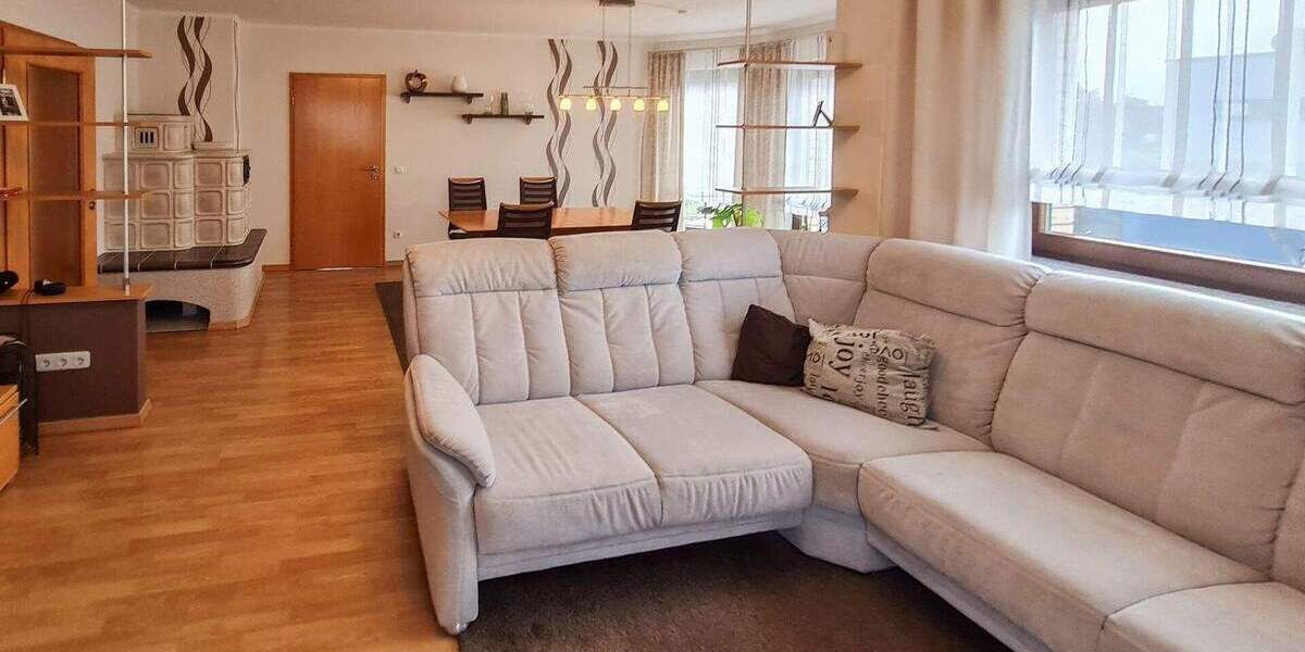 Einfamilienhaus Straßenhaus - 8 Zimmer, 220 m&sup2;, 570.000&euro; | Angebot:25691903