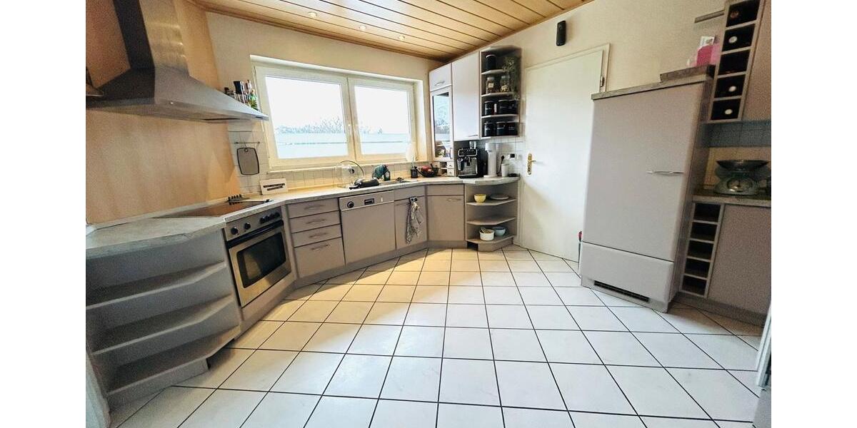 Etagenwohnung Straßenhaus - 8 Zimmer, 175 m&sup2;, 1.600&euro; | Angebot:25521219