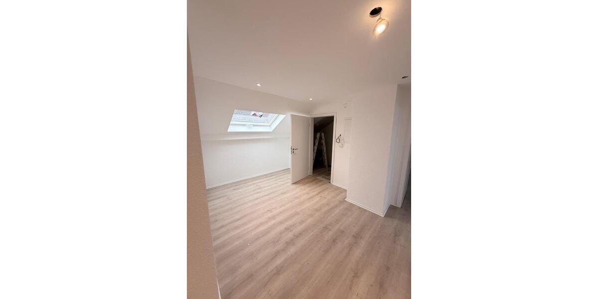 Dachgeschoßwohnung Kleinmaischeid - 4 Zimmer, 121 m&sup2;, 1.090&euro; | Angebot:25256838