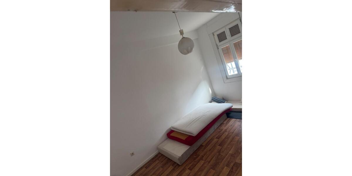 Etagenwohnung Dahlheim - 7 Zimmer, 180 m&sup2;, 700&euro; | Angebot:25870790