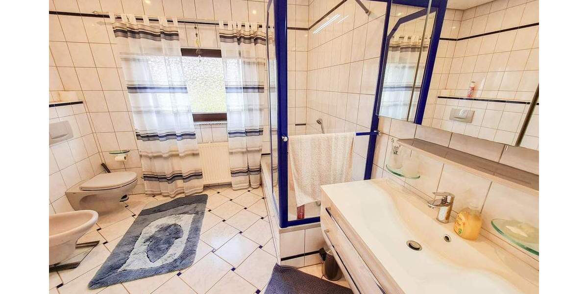 Einfamilienhaus Straßenhaus - 8 Zimmer, 220 m&sup2;, 570.000&euro; | Angebot:25691903