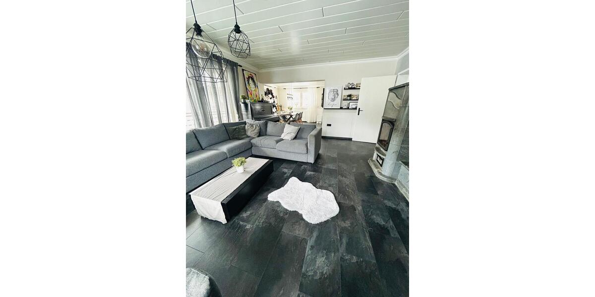 Etagenwohnung Straßenhaus - 8 Zimmer, 175 m&sup2;, 1.600&euro; | Angebot:25521219