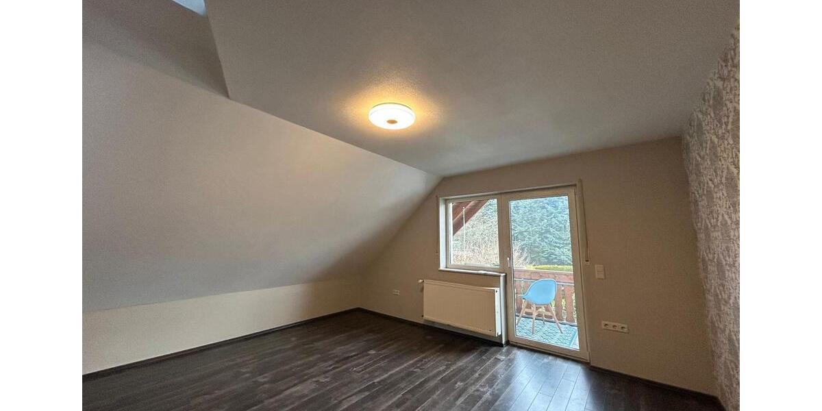 Etagenwohnung Straßenhaus - 8 Zimmer, 175 m&sup2;, 1.600&euro; | Angebot:25521219