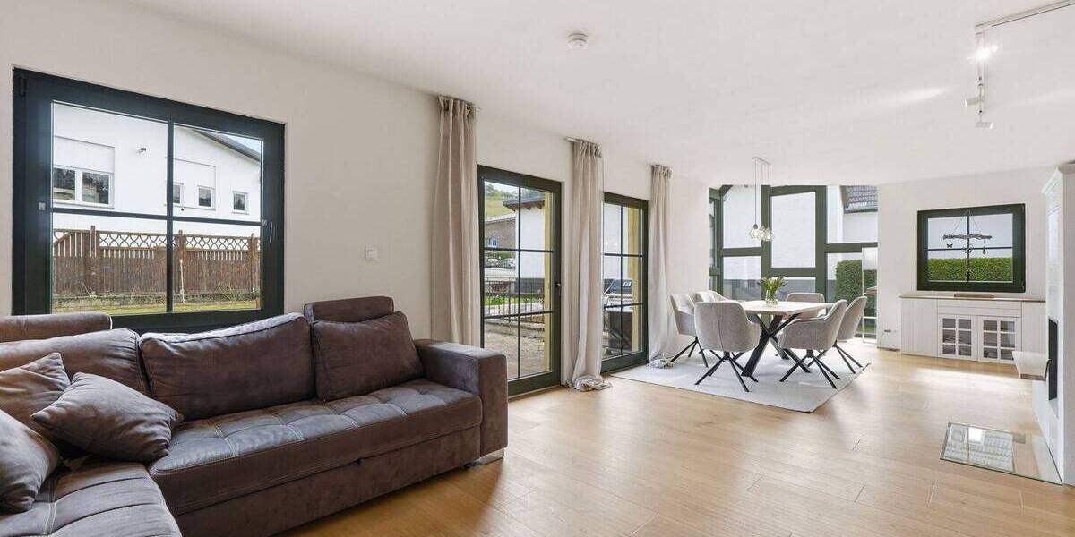 Einfamilienhaus Gönnersdorf - 7 Zimmer, 220 m&sup2;, 525.000&euro; | Angebot:26043633