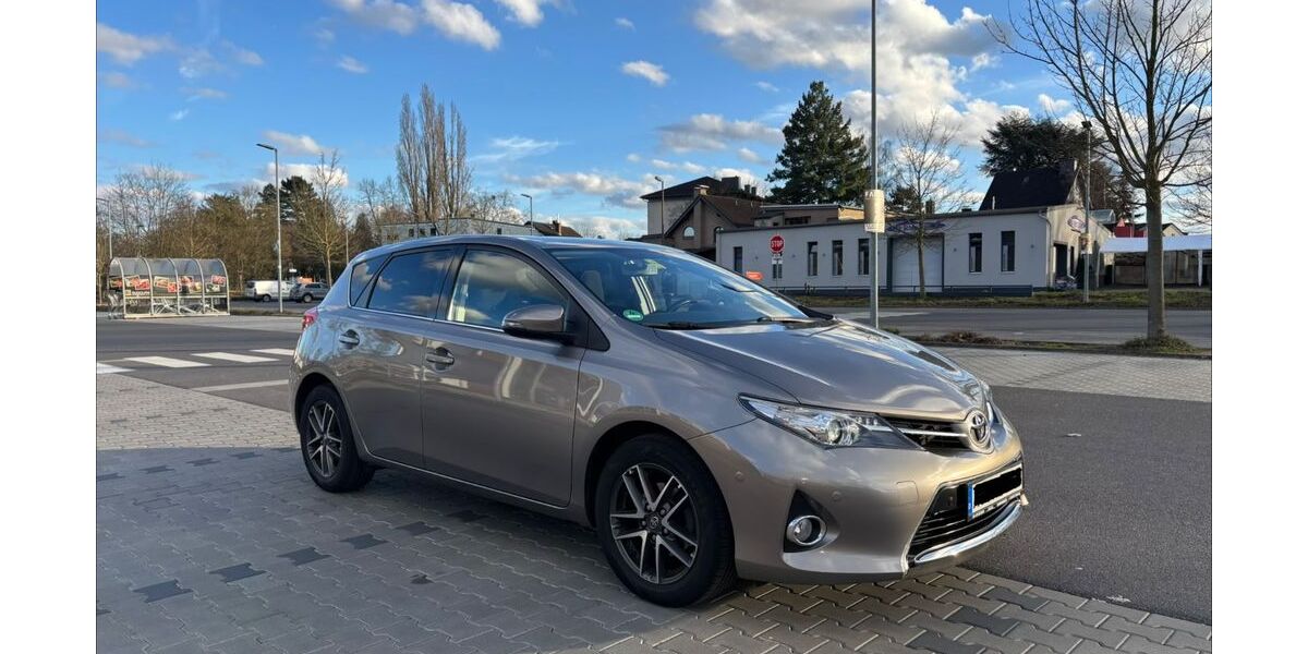 Toyota Auris 125.563 km 9.000 &euro; Remagen 53424