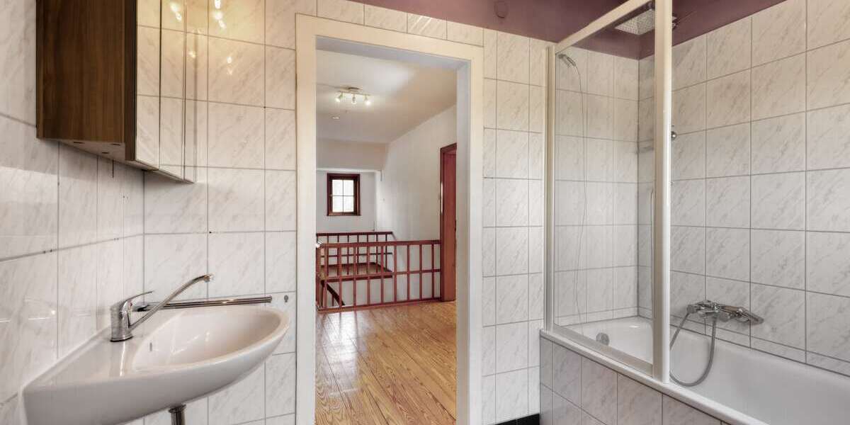 Solides Haus mit großem Garten in Aussichtslage ! - Einfamilienhaus Staudt | Angebot:25942745