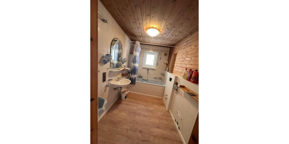 Etagenwohnung Neuwied Feldkirchen - 7 Zimmer, 170 m&sup2;, 1.800&euro; | Angebot:26032374