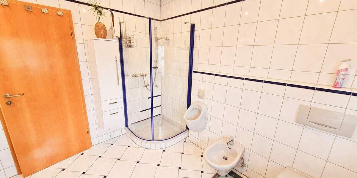 Einfamilienhaus Straßenhaus - 8 Zimmer, 220 m&sup2;, 570.000&euro; | Angebot:25691903