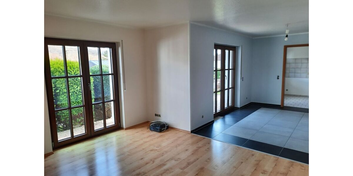 Renovierte & Energetisch modernisierte , helle & freundliche 2-Zimmer-EG-Wohnung zentral in Raubach zu vermieten! - 2- Raubach | Angebot:24576305